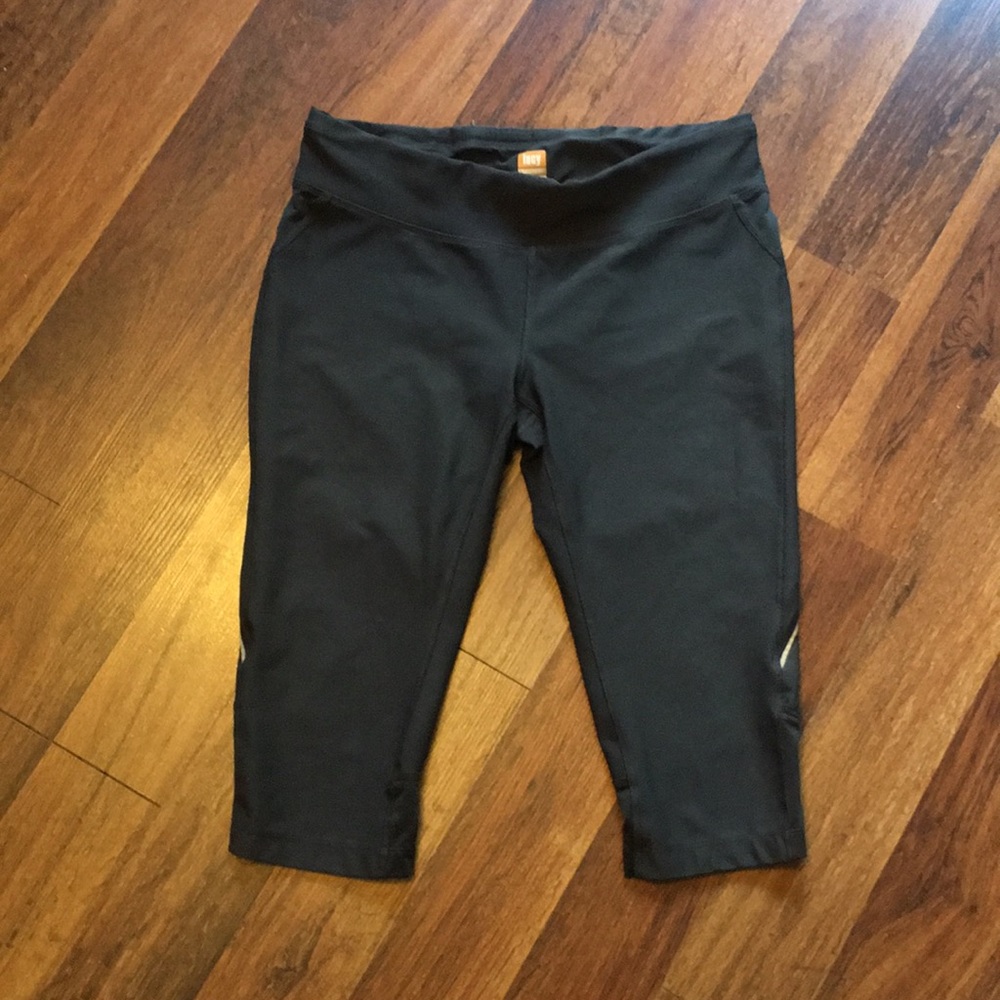 Lucy Tech Capri Leggings